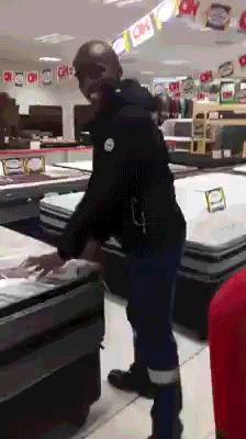 흑형들 침대고르는 방법.gif | 인스티즈