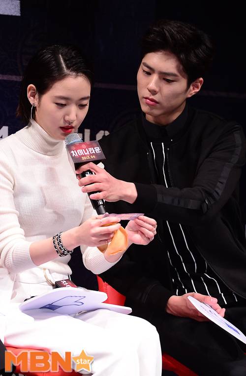 여자들이 환장한다는 남자의 무심한 매너.jpgif | 인스티즈