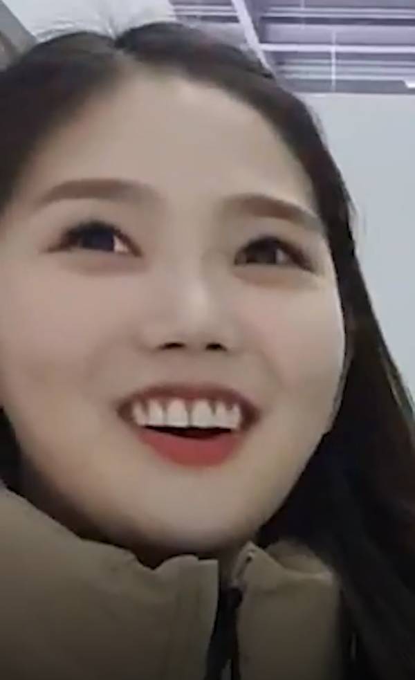 오마이걸 효정 : 야 이미주 너 왜 자꾸 내 머리 따라하니?? .jpg | 인스티즈