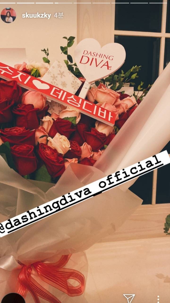 백두산 시사회에서 수지가 받은 꽃다발들 | 인스티즈