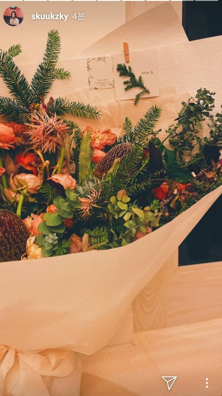 백두산 시사회에서 수지가 받은 꽃다발들 | 인스티즈