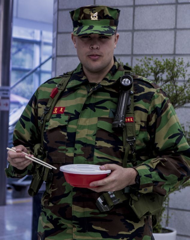 한국군 코스튬하는 영국사람.jpg | 인스티즈