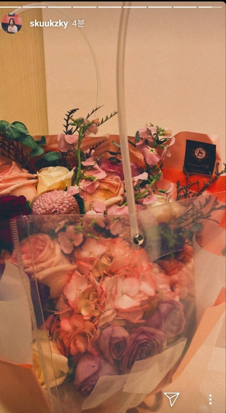 백두산 시사회에서 수지가 받은 꽃다발들 | 인스티즈