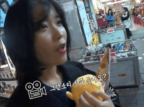 외국에서 아이유 닮았다는 소리 듣는 한국인.gif | 인스티즈