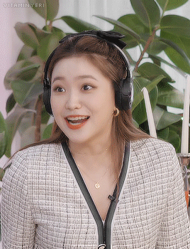 어제 레드벨벳 컴백 브이앱 예리.gif | 인스티즈