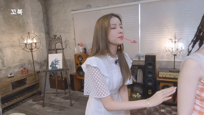 입으로 구슬 옮기는 여자친구 예린이.gif | 인스티즈