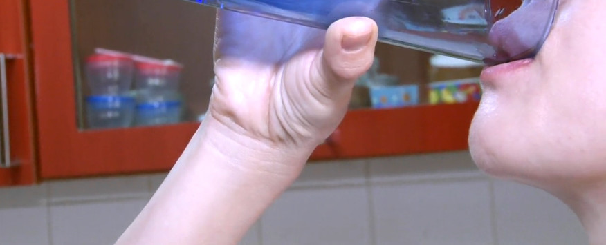 콜라에 푹 빠져 지내는 두 아기의 엄마 | 인스티즈