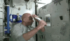 우주에서 머리감기 | 인스티즈