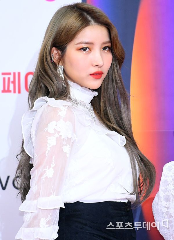 여자친구 sbs 가요대전 레드카펫.jpg | 인스티즈