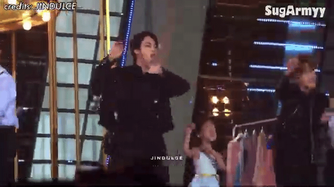 대체 무슨 생각으로 제작했는지 모르겠는 SBS가요대전 바닥 상태.gif | 인스티즈