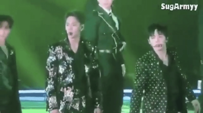 대체 무슨 생각으로 제작했는지 모르겠는 SBS가요대전 바닥 상태.gif | 인스티즈