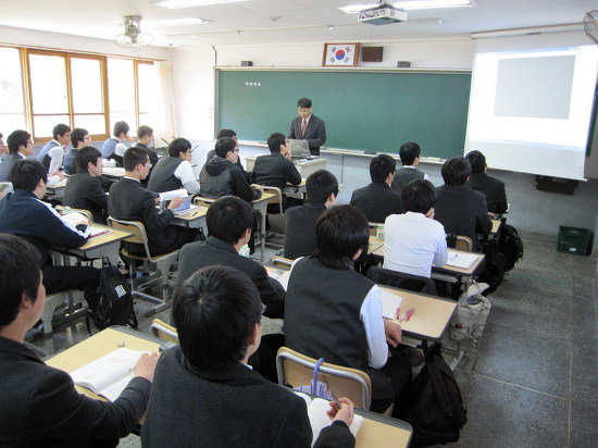 고등학교 수업시간에 과자 한봉지 다 먹으면 10만원 가능vs불가능 | 인스티즈