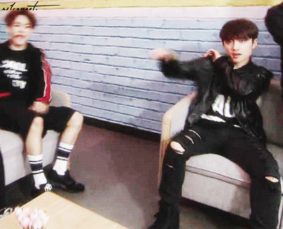 여돌과 스치면 죽는 병 걸린 남돌들 gif | 인스티즈