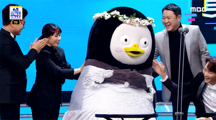 MBC연예대상 시상한 펭수와 복면가왕팀 훈훈 모먼트.gif | 인스티즈