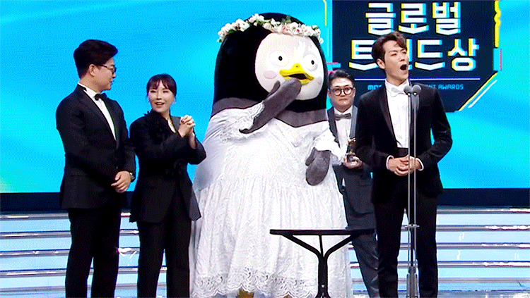 MBC연예대상 시상한 펭수와 복면가왕팀 훈훈 모먼트.gif | 인스티즈