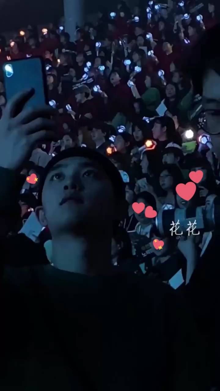 시큐 핸드폰 잡아야 하는데 촬영 하는 사람이 도경수 | 인스티즈