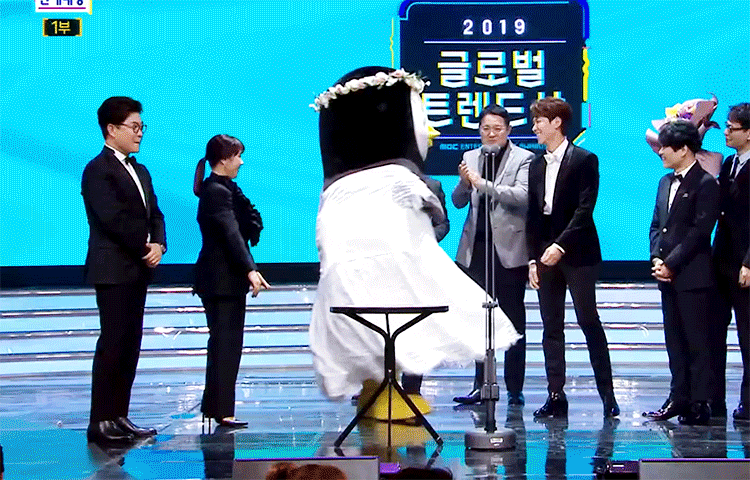 MBC연예대상 시상한 펭수와 복면가왕팀 훈훈 모먼트.gif | 인스티즈
