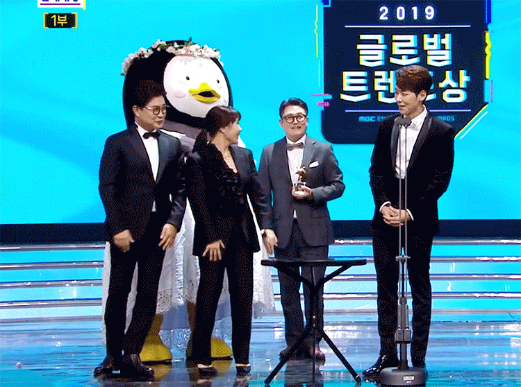 MBC연예대상 시상한 펭수와 복면가왕팀 훈훈 모먼트.gif | 인스티즈