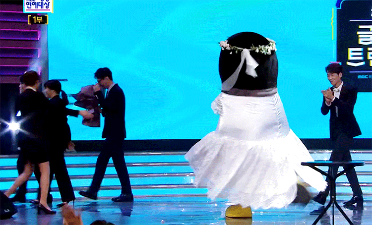 MBC연예대상 시상한 펭수와 복면가왕팀 훈훈 모먼트.gif | 인스티즈