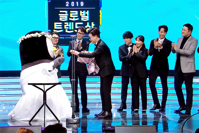 MBC연예대상 시상한 펭수와 복면가왕팀 훈훈 모먼트.gif | 인스티즈