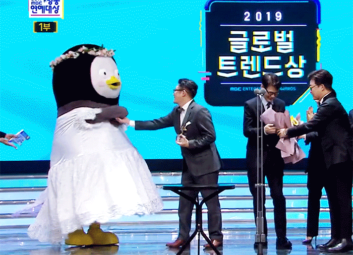 MBC연예대상 시상한 펭수와 복면가왕팀 훈훈 모먼트.gif | 인스티즈