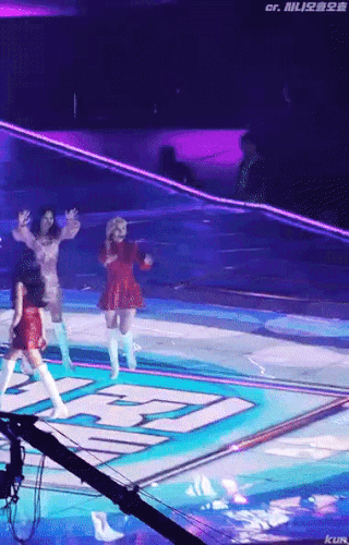 팬들에게 인사하는 트와이스.gif | 인스티즈