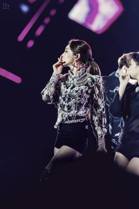 청하 연말 시상식 의상 디테일.jpg | 인스티즈