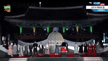 까불거리다가 모자 벗겨진 펭수.gif | 인스티즈