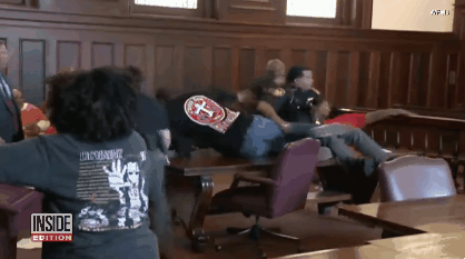 법정에서 어머니 살해범에게 덤벼들다 테이저건 맞는 형제들 | 인스티즈