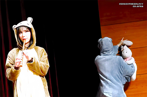 토끼 찰지게 패는 여자친구 예린이.gif | 인스티즈