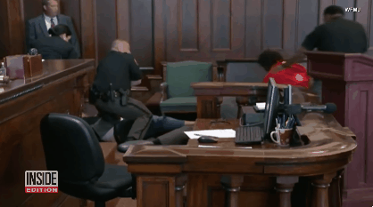 법정에서 어머니 살해범에게 덤벼들다 테이저건 맞는 형제들 | 인스티즈