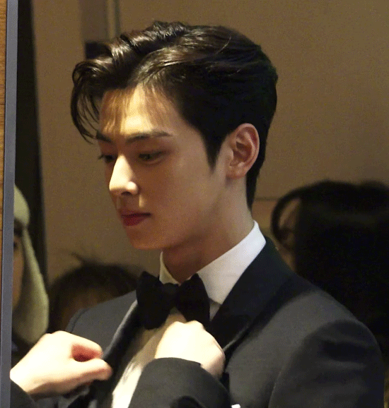 현실 차은우랑 아이컨택 하는 느낌.gif | 인스티즈