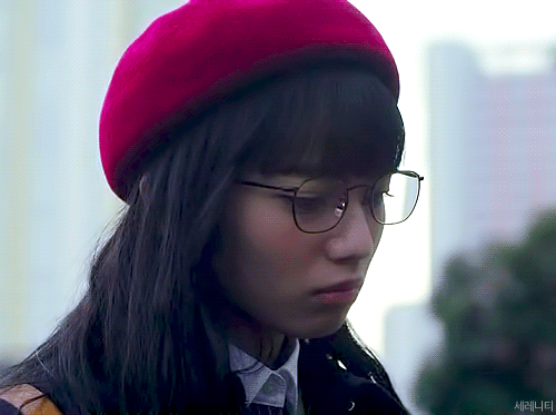 동그란 안경이 잘 어울리는 코마츠 나나 | 인스티즈