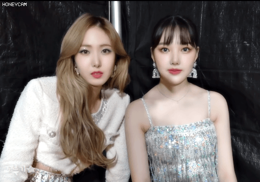 포즈 연구하는 여자친구 여신비와 짱예린.gif | 인스티즈