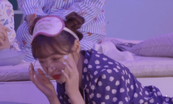 오마이걸 유아, 아린 눕방.gif | 인스티즈