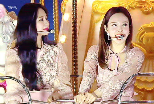 190104 회전목마 탄 나연 &amp; 쯔위 | 인스티즈