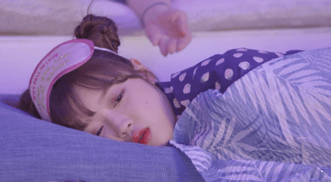 오마이걸 유아, 아린 눕방.gif | 인스티즈