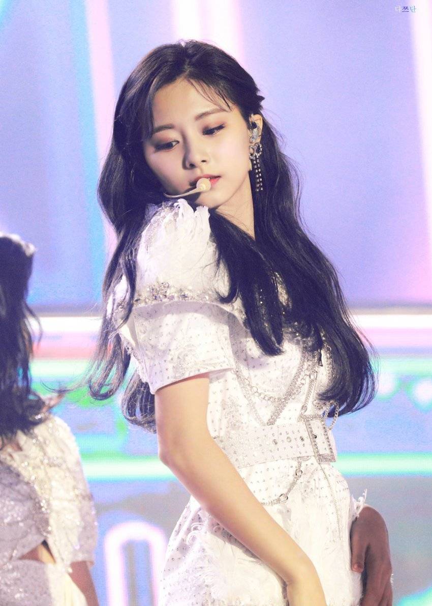 감탄만 나오는 최근 쯔위의 미모.jpgif | 인스티즈