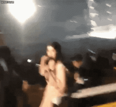 아이유 어깨를 막 잡는 사람 | 인스티즈