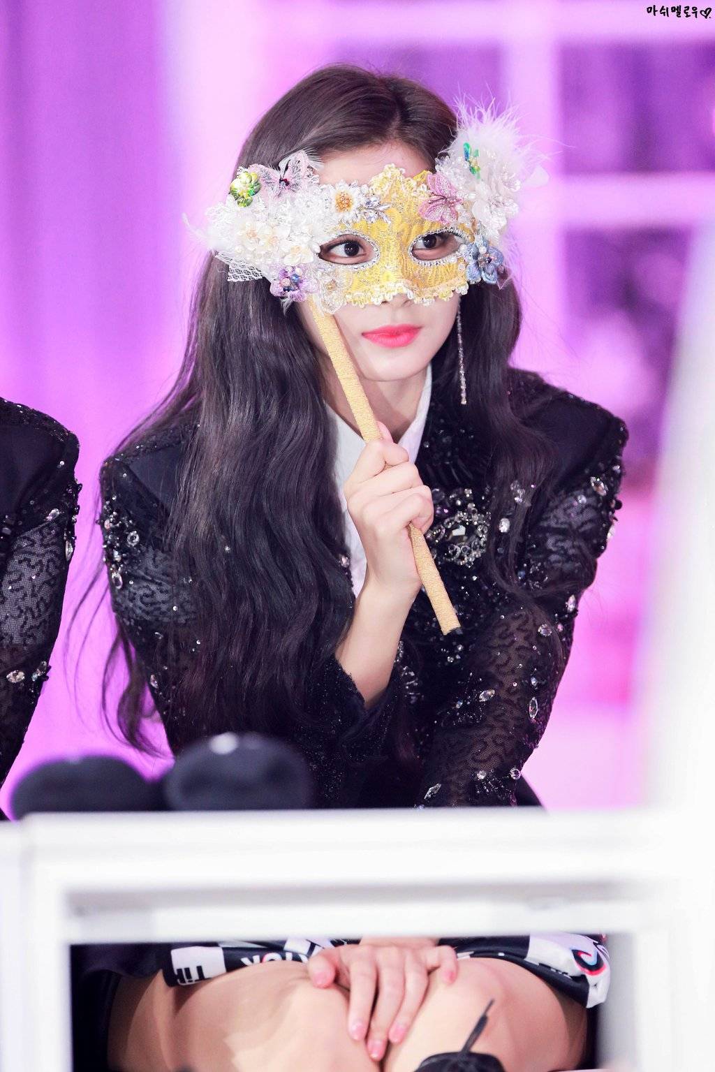 감탄만 나오는 최근 쯔위의 미모.jpgif | 인스티즈