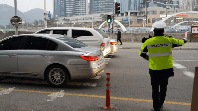 경찰이 있어도 무시당함.gif | 인스티즈