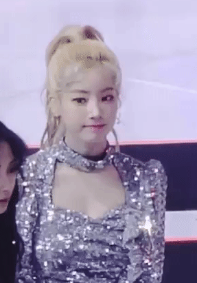 하늘하늘한 드레스입고 여성미 뿜뿜 뽐내는 두부 다현이~ | 인스티즈