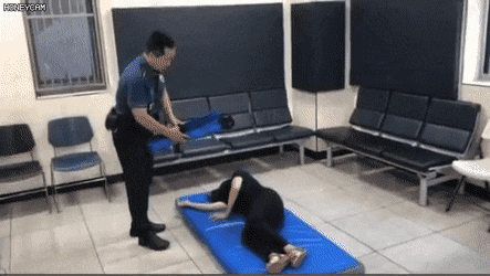 경찰의 만취여성 대응방법gif | 인스티즈