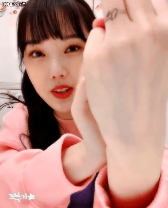 언니가 반지 그려준거 자랑하는 여자친구 예린이.gif | 인스티즈