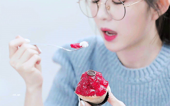 딸기케이크 먹는 아이린.gif | 인스티즈
