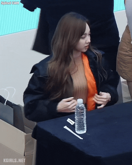 패딩 벗는 여자.gif | 인스티즈