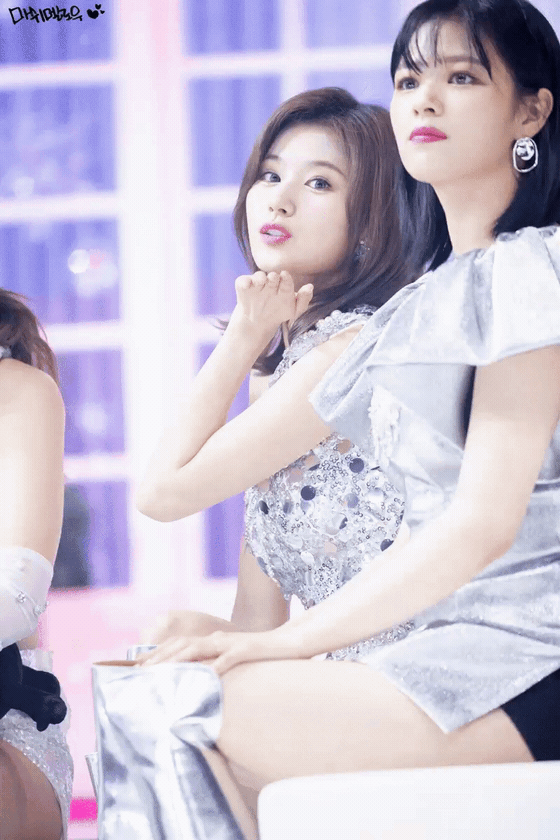 뽀뽀날리는 사나 | 인스티즈