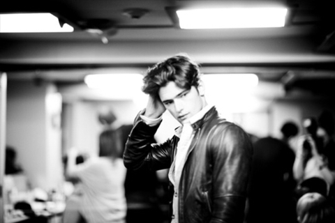 저는 그냥 수많은 갈색머리에 파란눈을 가진 남자중에 한명이에요 | 인스티즈