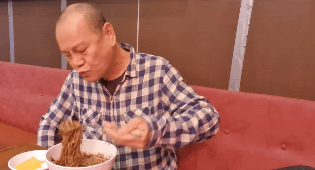 유튜브로 젊은이들과 소통하는 데에 재미붙이신 박술희 장군.gif | 인스티즈