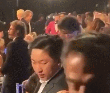 호아킨 피닉스와 포옹하는 봉준호 | 인스티즈